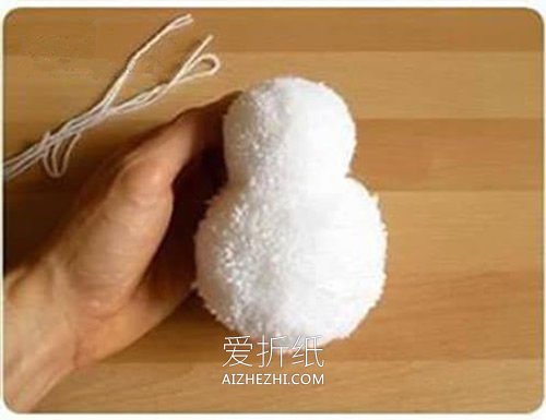 毛线球手工制作圣诞雪人的方法- www.aizhezhi.com