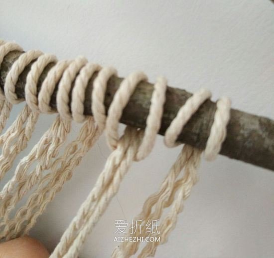 枯树枝绑上绳子制作墙饰的方法- www.aizhezhi.com