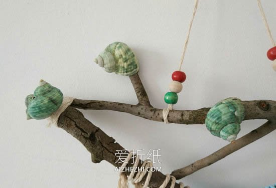 枯树枝绑上绳子制作墙饰的方法- www.aizhezhi.com