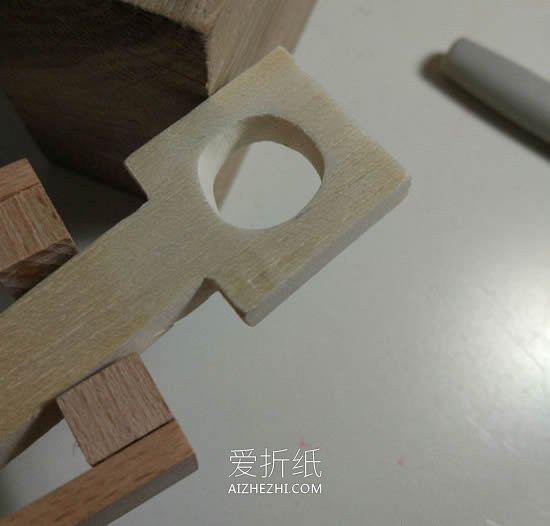 木头手工制作投石车玩具的方法- www.aizhezhi.com