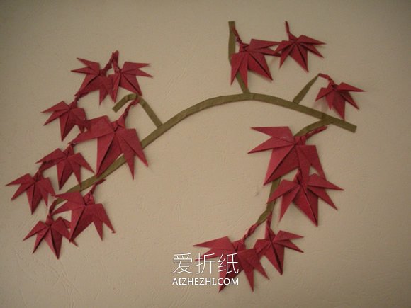 折纸红枫做漂亮贴画的方法- www.aizhezhi.com