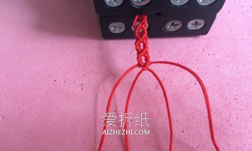 情侣款桃花结手绳的编织方法- www.aizhezhi.com