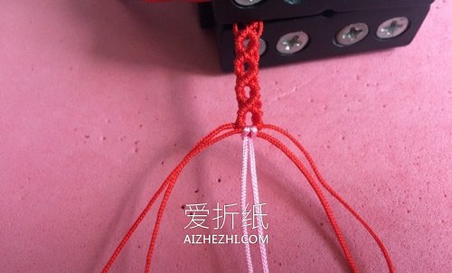 情侣款桃花结手绳的编织方法- www.aizhezhi.com