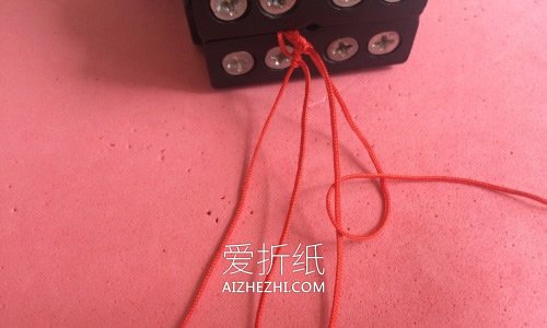 情侣款桃花结手绳的编织方法- www.aizhezhi.com