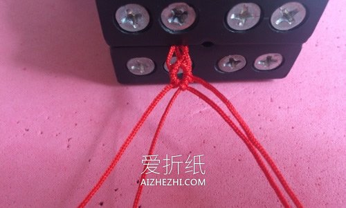 情侣款桃花结手绳的编织方法- www.aizhezhi.com