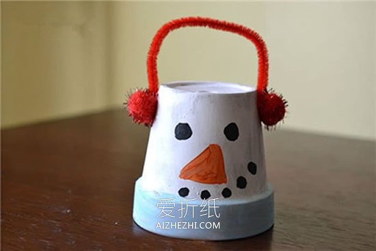 用花盆和扭扭棒制作雪人的方法- www.aizhezhi.com