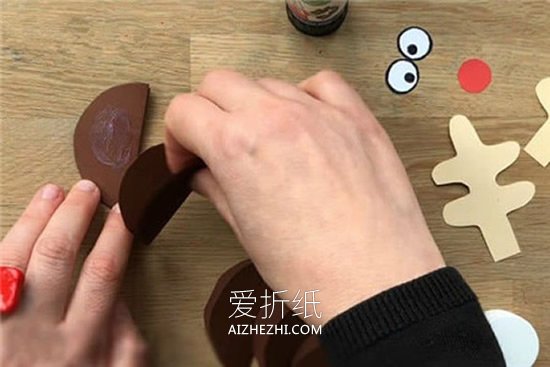 用卡纸做圣诞节麋鹿挂饰的方法- www.aizhezhi.com