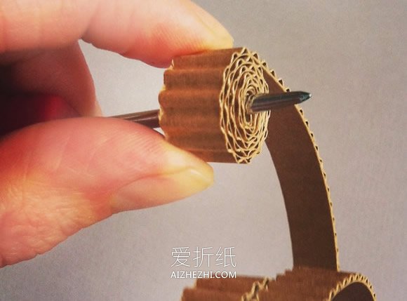 瓦楞纸板制作衍纸雪花和爱心挂饰的方法- www.aizhezhi.com