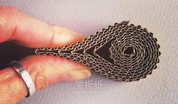 瓦楞纸板制作衍纸雪花和爱心挂饰的方法- www.aizhezhi.com