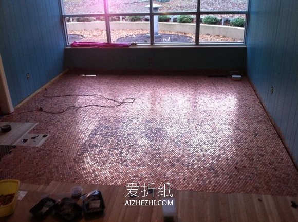 DIY达人用一美分硬币铺地板的方法- www.aizhezhi.com