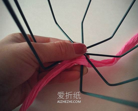 用皱纹纸和铁丝做笔筒的方法- www.aizhezhi.com