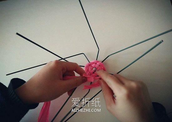 用皱纹纸和铁丝做笔筒的方法- www.aizhezhi.com