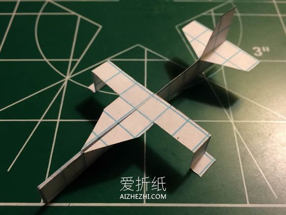 用纸做无人侦察飞机的方法- www.aizhezhi.com