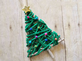 用毛线和树枝做圣诞树装饰的方法