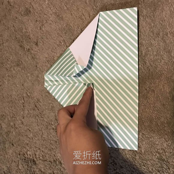 超简单纸飞机的折叠方法- www.aizhezhi.com