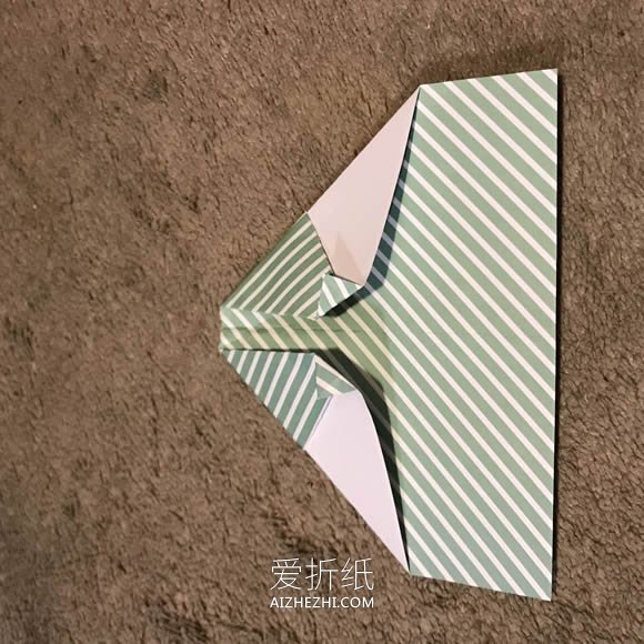 超简单纸飞机的折叠方法- www.aizhezhi.com