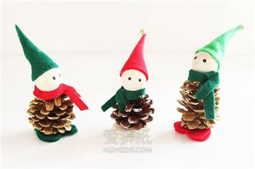 用松果和毡布做圣诞节小人挂饰的方法- www.aizhezhi.com