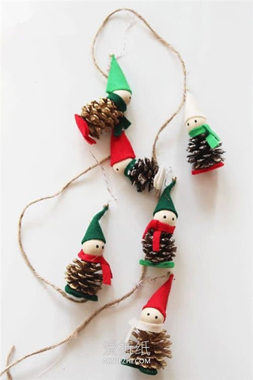 用松果和毡布做圣诞节小人挂饰的方法- www.aizhezhi.com