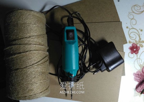 硬纸板手工制作三角形笔筒的方法- www.aizhezhi.com