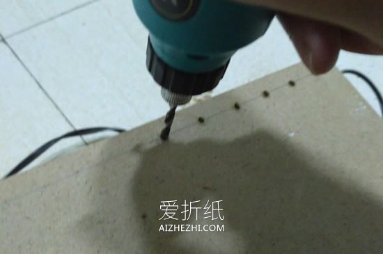 硬纸板手工制作三角形笔筒的方法- www.aizhezhi.com
