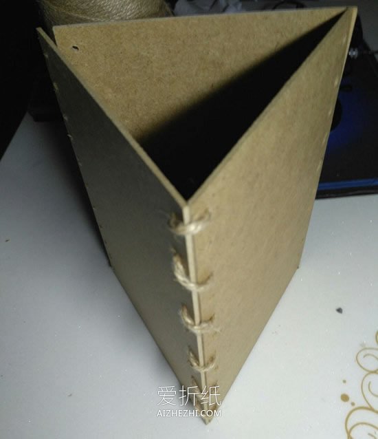 硬纸板手工制作三角形笔筒的方法- www.aizhezhi.com