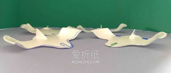 泡沫盘制作鸟形滑翔机的方法- www.aizhezhi.com