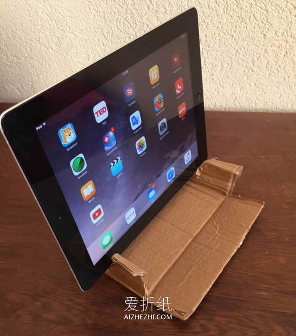 用废纸箱做iPad平板支架的方法- www.aizhezhi.com