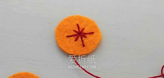 不织布制作圣诞树挂饰的方法- www.aizhezhi.com