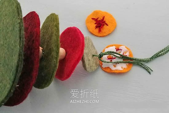 不织布制作圣诞树挂饰的方法- www.aizhezhi.com