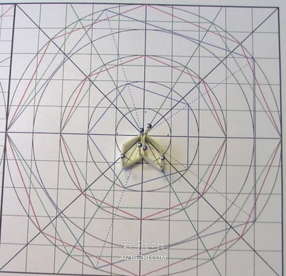 用坐标纸制作衍纸花的方法图解- www.aizhezhi.com