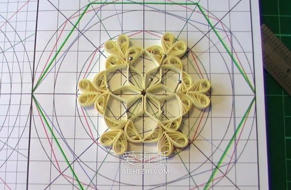 用坐标纸制作衍纸花的方法图解- www.aizhezhi.com
