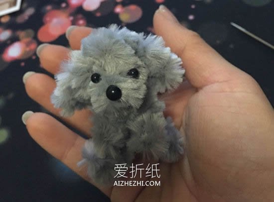 用扭扭棒做泰迪犬的方法- www.aizhezhi.com