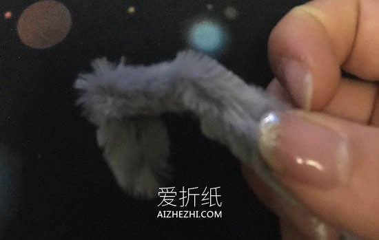 用扭扭棒做泰迪犬的方法- www.aizhezhi.com