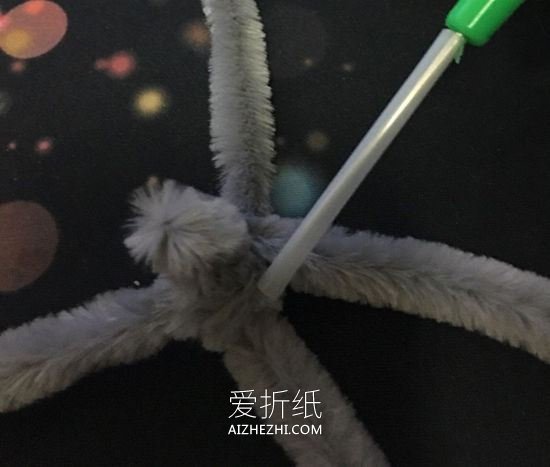 用扭扭棒做泰迪犬的方法- www.aizhezhi.com