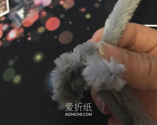 用扭扭棒做泰迪犬的方法- www.aizhezhi.com