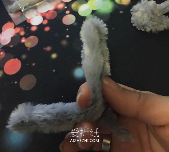 用扭扭棒做泰迪犬的方法- www.aizhezhi.com