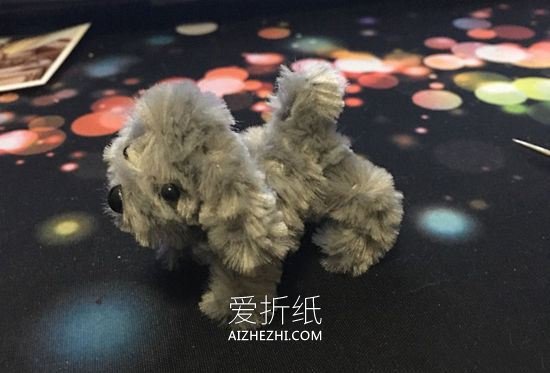 用扭扭棒做泰迪犬的方法- www.aizhezhi.com