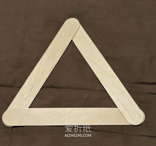 冰棒棍手工制作圣诞星挂饰的方法- www.aizhezhi.com