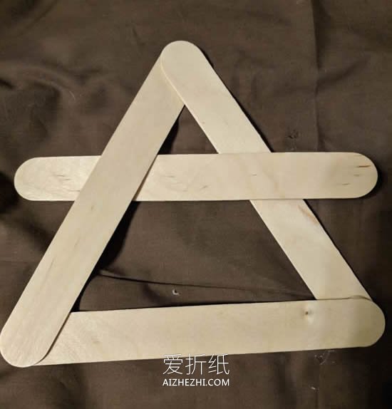 冰棒棍手工制作圣诞星挂饰的方法- www.aizhezhi.com