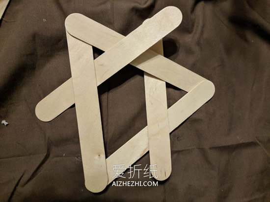 冰棒棍手工制作圣诞星挂饰的方法- www.aizhezhi.com