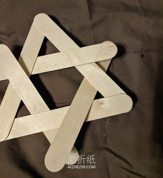 冰棒棍手工制作圣诞星挂饰的方法- www.aizhezhi.com