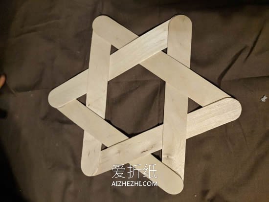 冰棒棍手工制作圣诞星挂饰的方法- www.aizhezhi.com