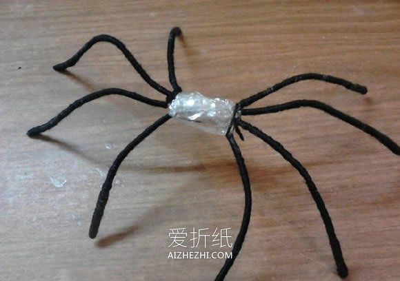 简单自制万圣节蜘蛛的方法- www.aizhezhi.com