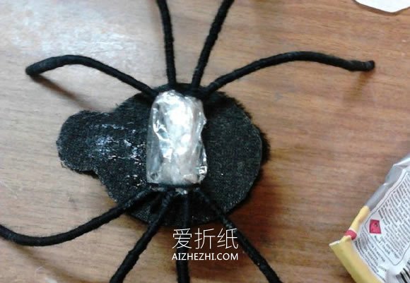 简单自制万圣节蜘蛛的方法- www.aizhezhi.com