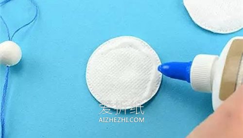 用化妆棉制作天使挂饰的方法- www.aizhezhi.com