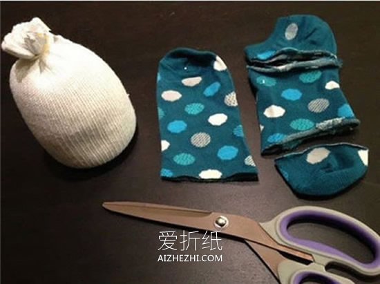用袜子制作雪人娃娃的方法- www.aizhezhi.com