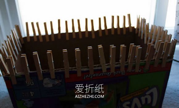 用衣夹制作圣诞花环的方法- www.aizhezhi.com