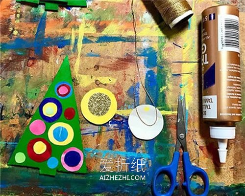 用硬纸板做圣诞树挂饰的方法- www.aizhezhi.com