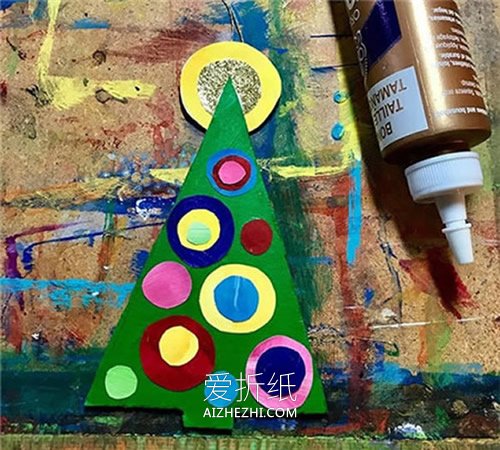 用硬纸板做圣诞树挂饰的方法- www.aizhezhi.com