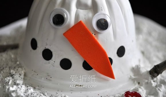 用果冻杯制作融化的雪人的方法- www.aizhezhi.com